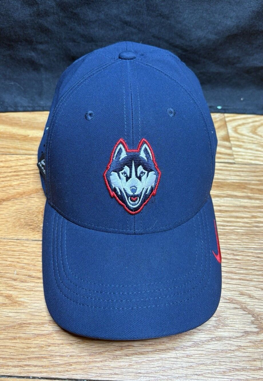 UConn Huskies Ballcap Nike Swoosh Flex Dri-Fit Navy Blue Hat Cap On Field